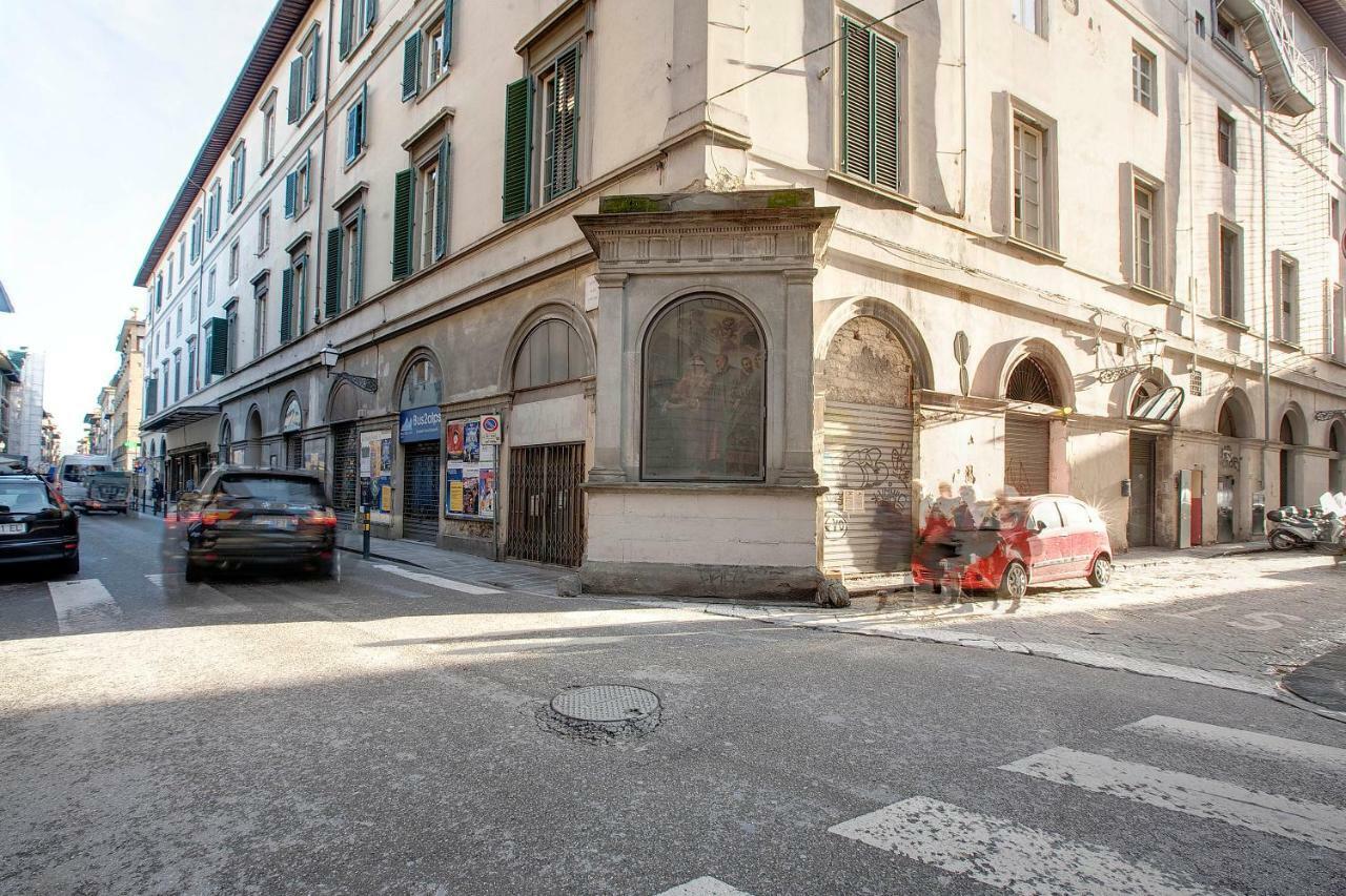 Windows On Florence Luaran gambar